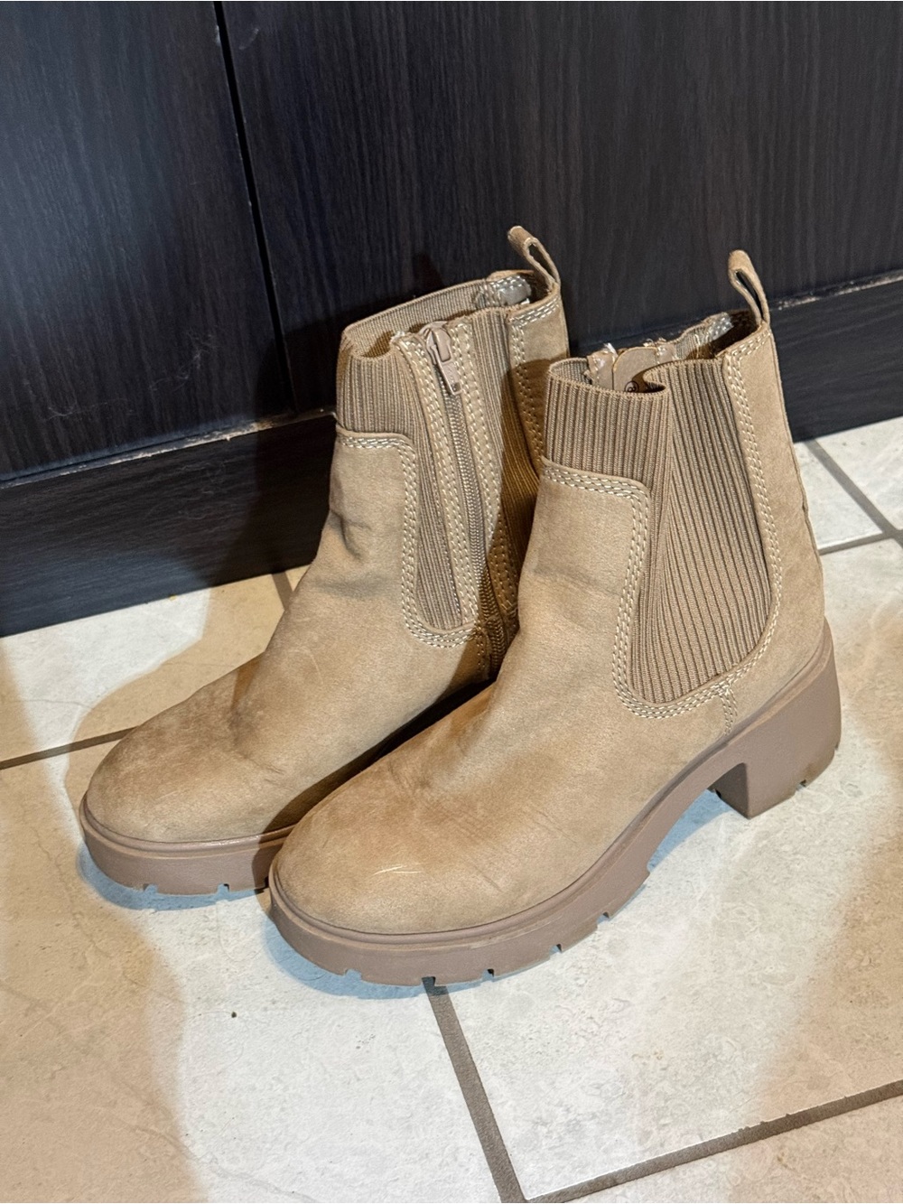 Ardene Tan Chelsea boots - wmns 8